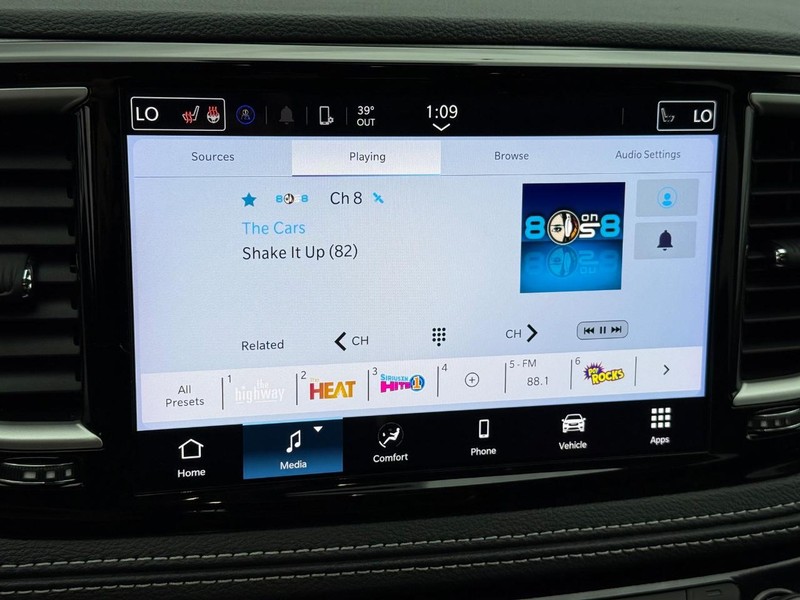 Chrysler Pacifica Vehicle Full-screen Gallery Image 18