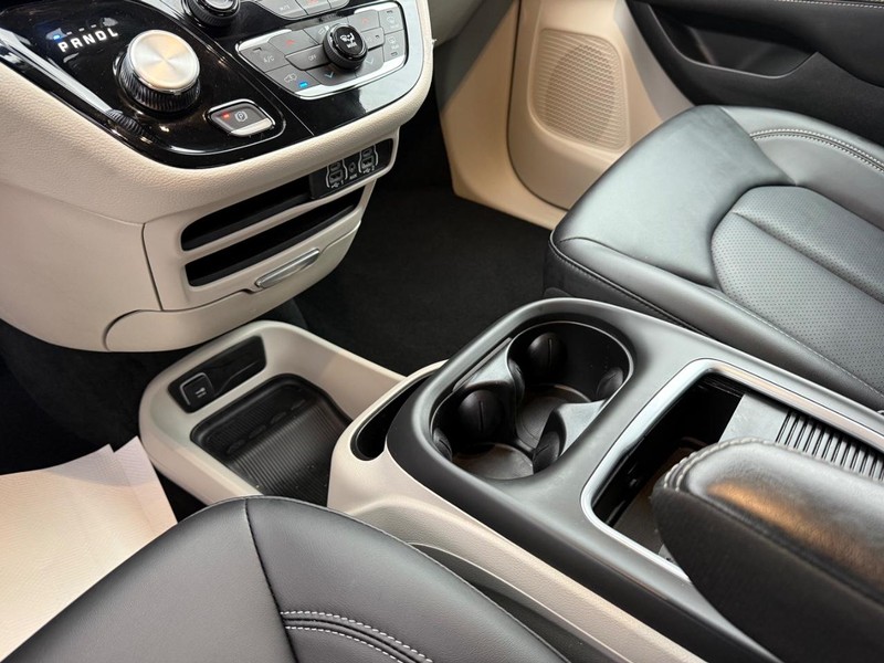 Chrysler Pacifica Vehicle Full-screen Gallery Image 21