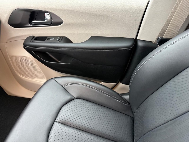 Chrysler Pacifica Vehicle Full-screen Gallery Image 22