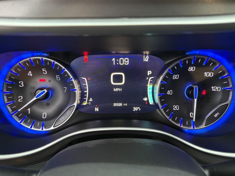 Chrysler Pacifica Vehicle Full-screen Gallery Image 23