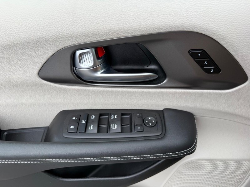 Chrysler Pacifica Vehicle Full-screen Gallery Image 25