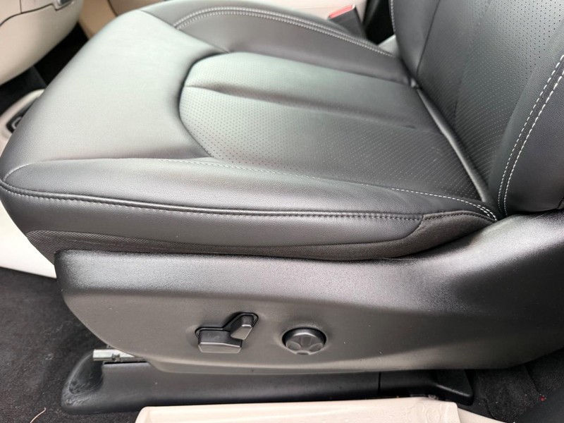 Chrysler Pacifica Vehicle Full-screen Gallery Image 26