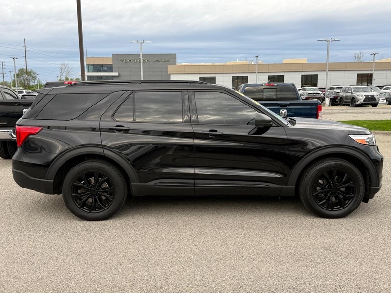 Ford Explorer Vehicle Full-screen Gallery Image 02