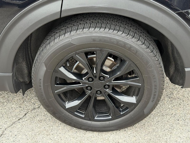 Ford Explorer Vehicle Full-screen Gallery Image 06