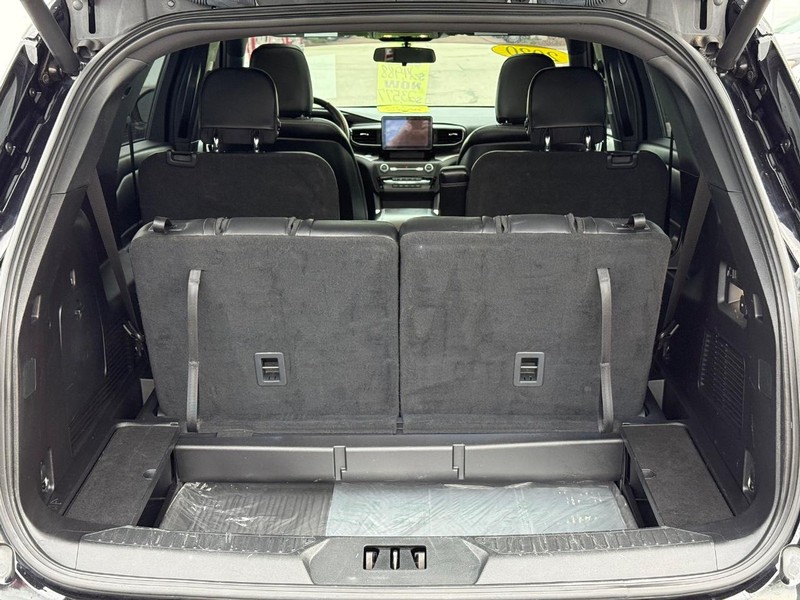 Ford Explorer Vehicle Full-screen Gallery Image 07