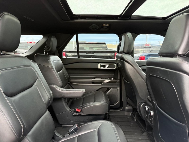 Ford Explorer Vehicle Full-screen Gallery Image 11