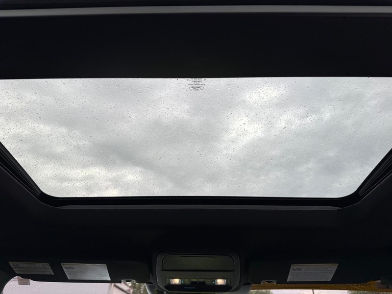 Ford Explorer Vehicle Full-screen Gallery Image 13