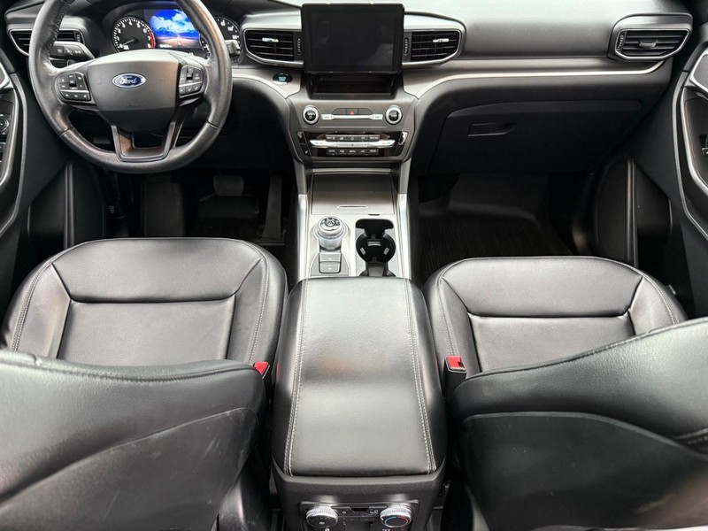 Ford Explorer Vehicle Full-screen Gallery Image 14