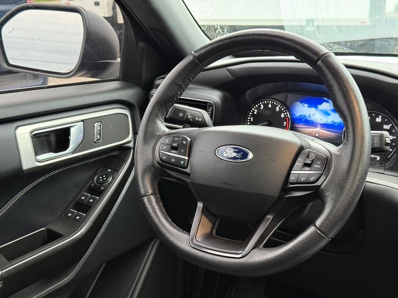 Ford Explorer Vehicle Full-screen Gallery Image 15