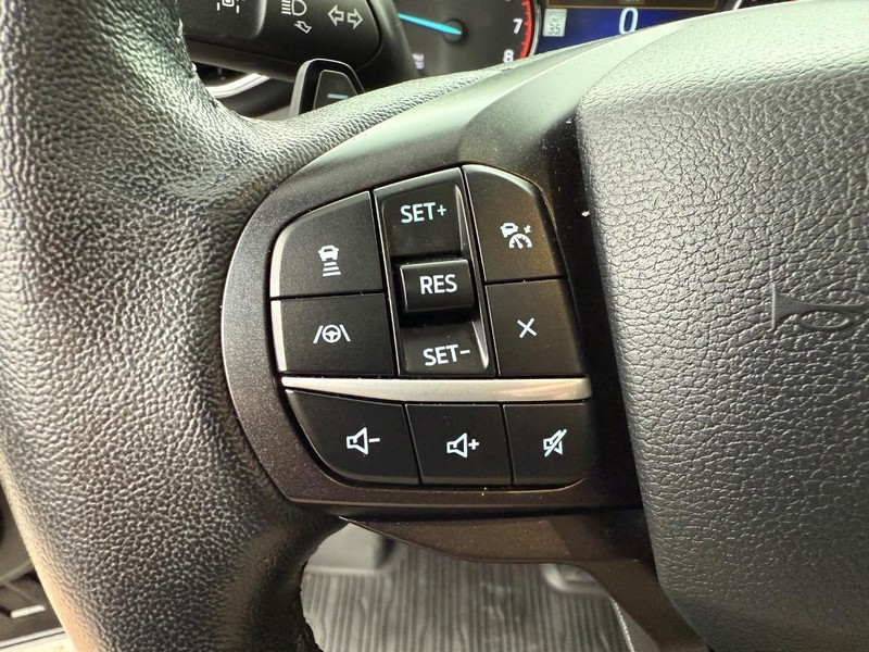 Ford Explorer Vehicle Full-screen Gallery Image 16