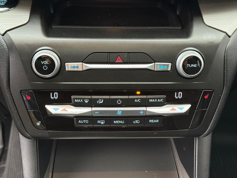 Ford Explorer Vehicle Full-screen Gallery Image 22