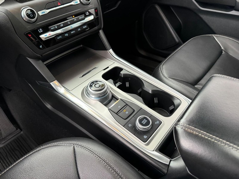 Ford Explorer Vehicle Full-screen Gallery Image 23