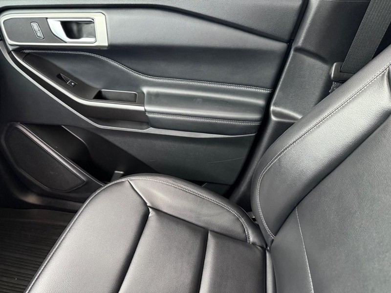 Ford Explorer Vehicle Full-screen Gallery Image 24