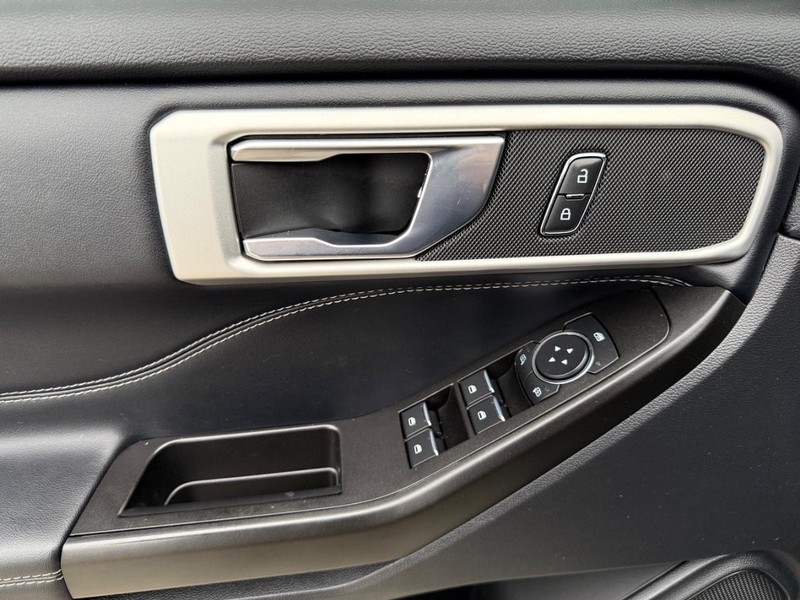 Ford Explorer Vehicle Full-screen Gallery Image 28