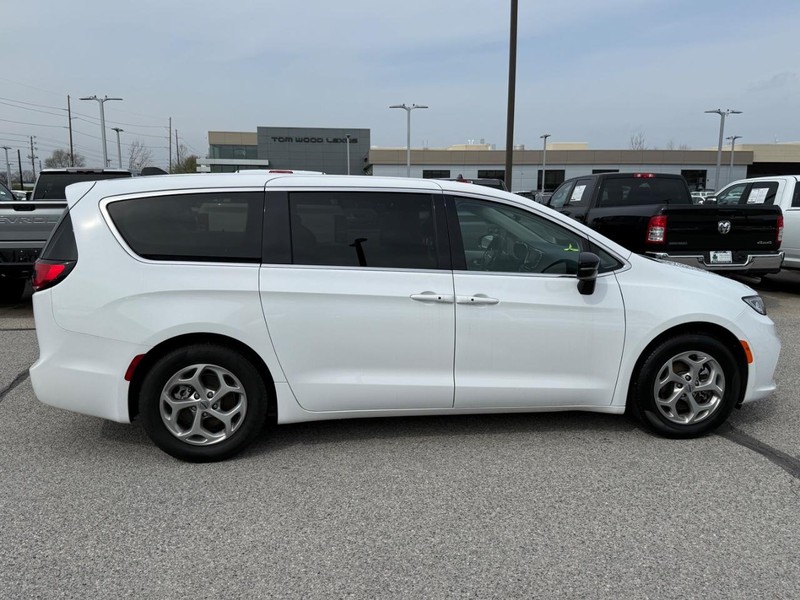 Chrysler Pacifica Vehicle Full-screen Gallery Image 02