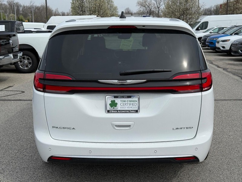 Chrysler Pacifica Vehicle Full-screen Gallery Image 04