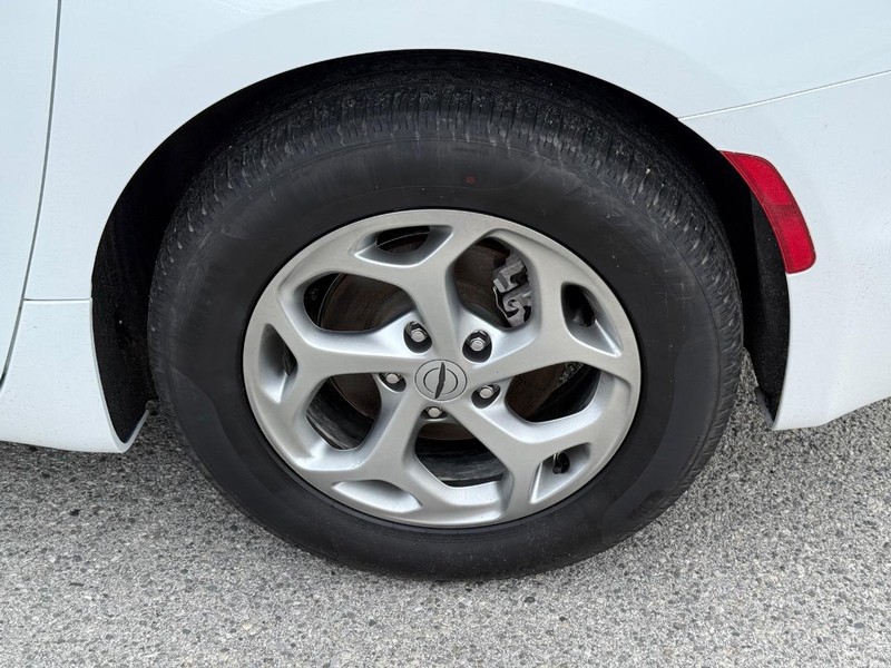 Chrysler Pacifica Vehicle Full-screen Gallery Image 06