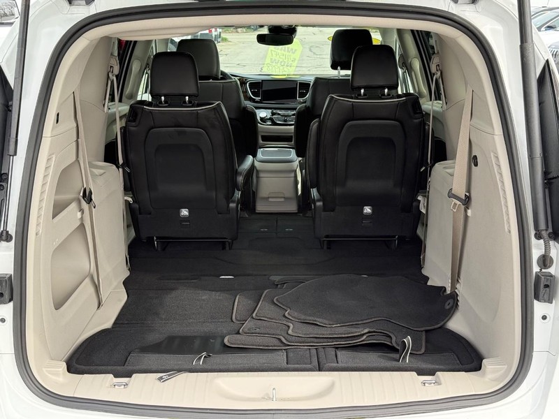 Chrysler Pacifica Vehicle Full-screen Gallery Image 07