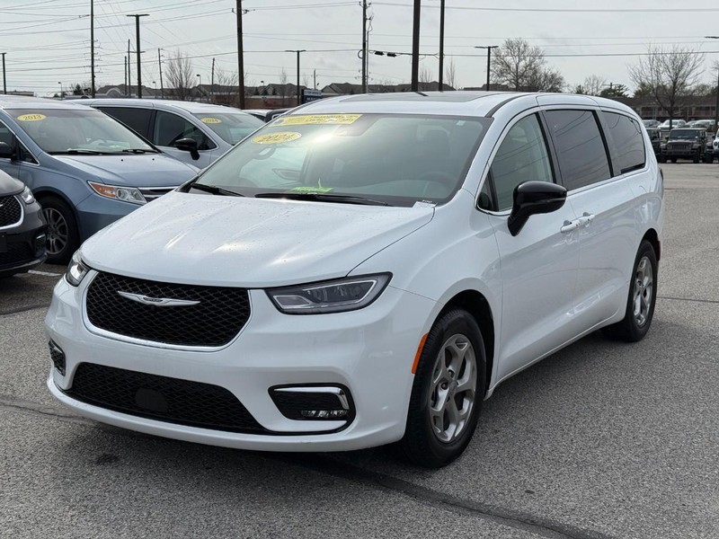 Chrysler Pacifica Vehicle Full-screen Gallery Image 09