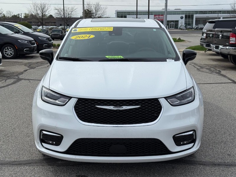 Chrysler Pacifica Vehicle Full-screen Gallery Image 10