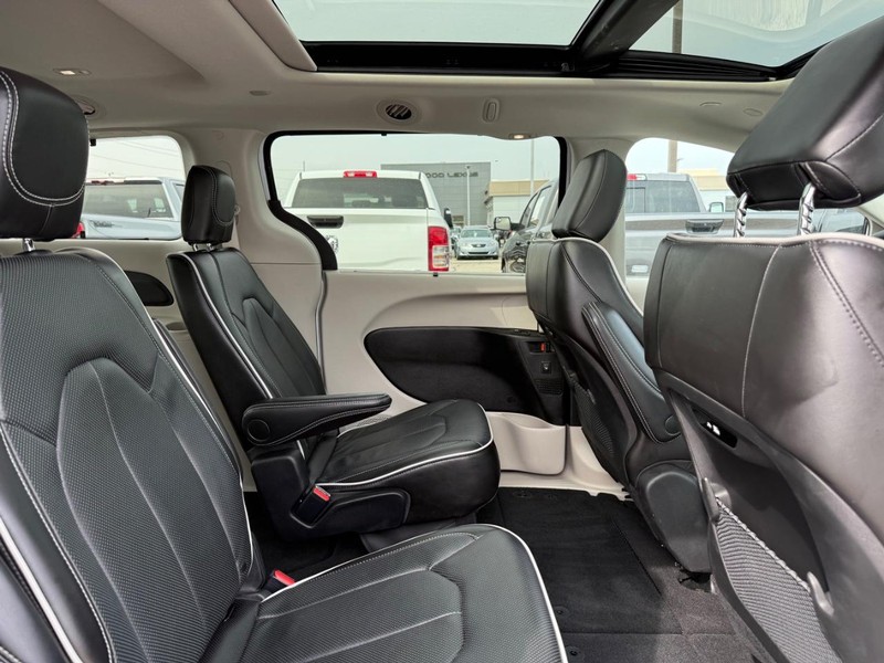 Chrysler Pacifica Vehicle Full-screen Gallery Image 11