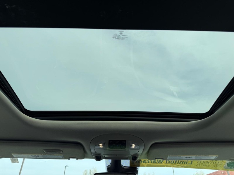 Chrysler Pacifica Vehicle Full-screen Gallery Image 12