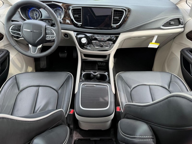 Chrysler Pacifica Vehicle Full-screen Gallery Image 13