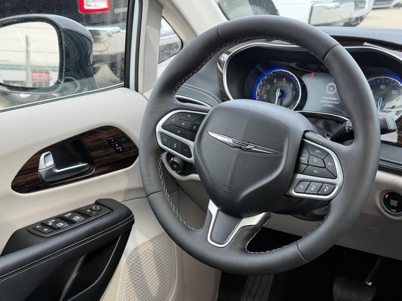 Chrysler Pacifica Vehicle Full-screen Gallery Image 14