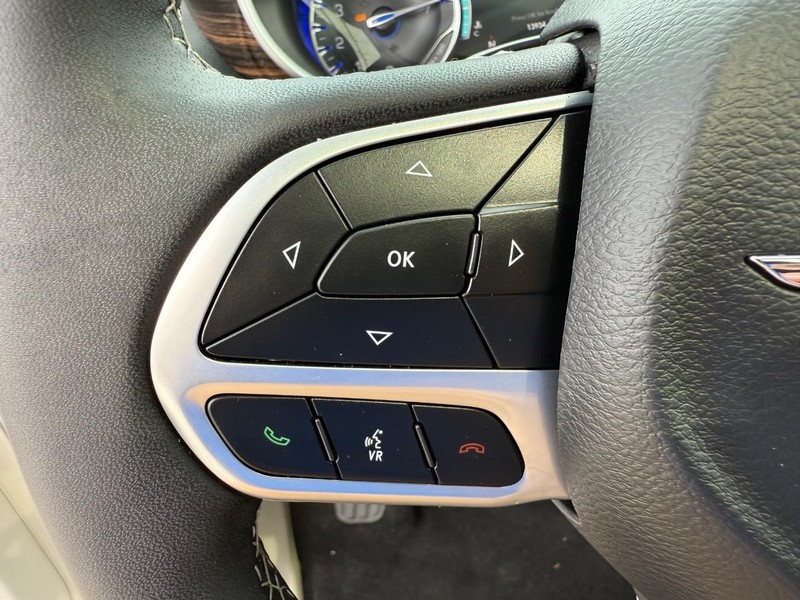 Chrysler Pacifica Vehicle Full-screen Gallery Image 15