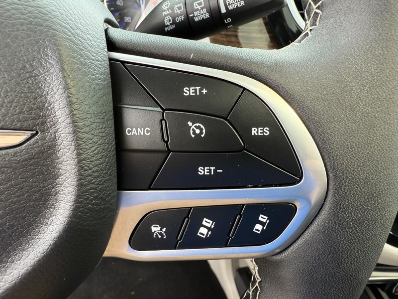 Chrysler Pacifica Vehicle Full-screen Gallery Image 16