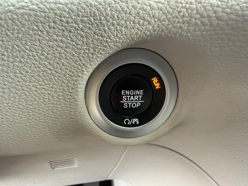 Chrysler Pacifica Vehicle Full-screen Gallery Image 17