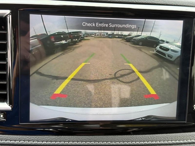 Chrysler Pacifica Vehicle Full-screen Gallery Image 19