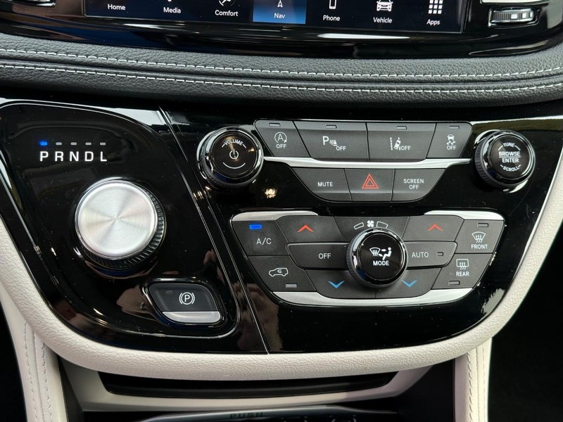 Chrysler Pacifica Vehicle Full-screen Gallery Image 20