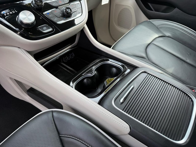 Chrysler Pacifica Vehicle Full-screen Gallery Image 21