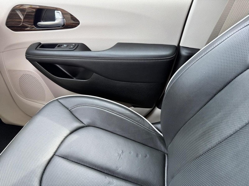 Chrysler Pacifica Vehicle Full-screen Gallery Image 22