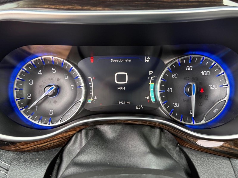 Chrysler Pacifica Vehicle Full-screen Gallery Image 23