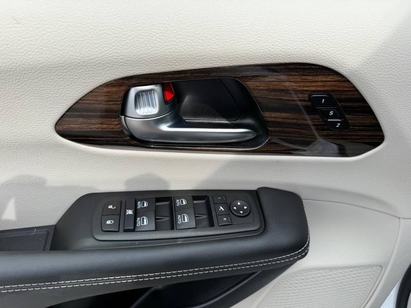 Chrysler Pacifica Vehicle Full-screen Gallery Image 25