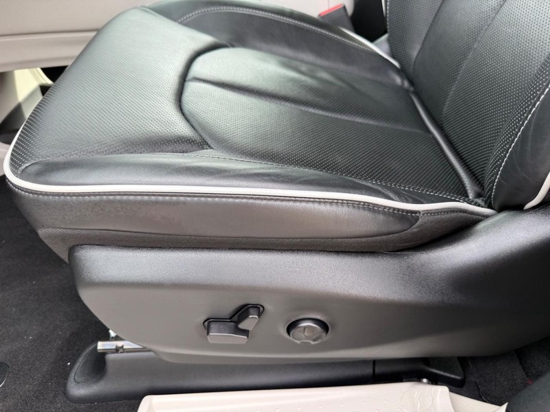 Chrysler Pacifica Vehicle Full-screen Gallery Image 26