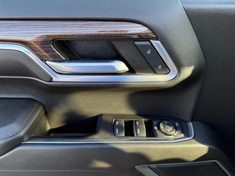 Chevrolet Silverado 1500 Vehicle Full-screen Gallery Image 24