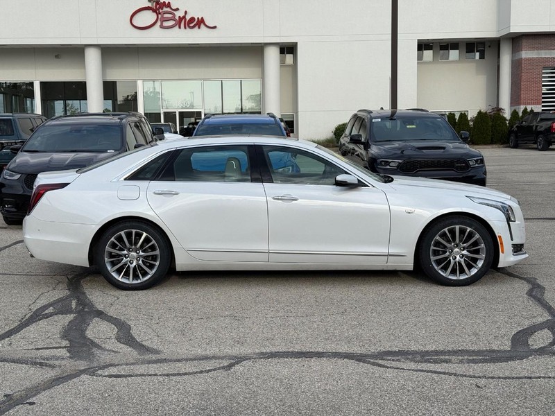 Cadillac CT6 Vehicle Full-screen Gallery Image 02