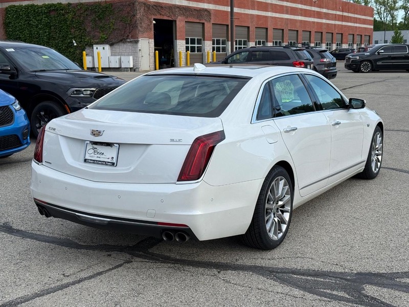 Cadillac CT6 Vehicle Full-screen Gallery Image 03