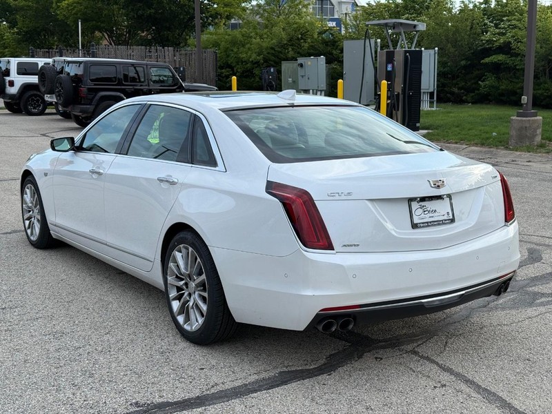 Cadillac CT6 Vehicle Full-screen Gallery Image 05