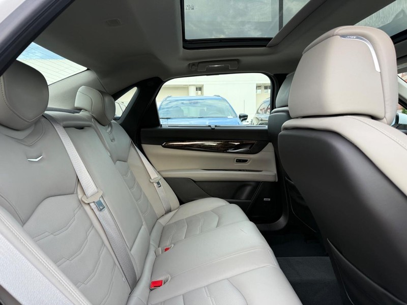 Cadillac CT6 Vehicle Full-screen Gallery Image 11