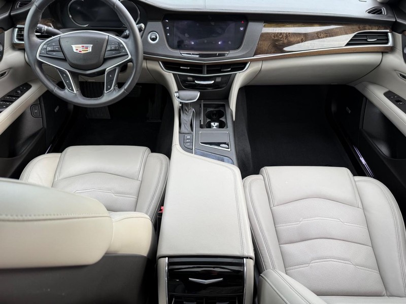 Cadillac CT6 Vehicle Full-screen Gallery Image 13