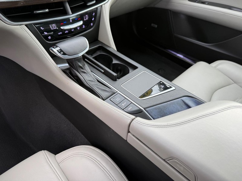 Cadillac CT6 Vehicle Full-screen Gallery Image 22