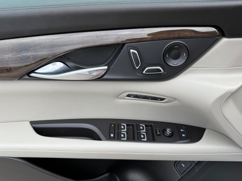 Cadillac CT6 Vehicle Full-screen Gallery Image 26