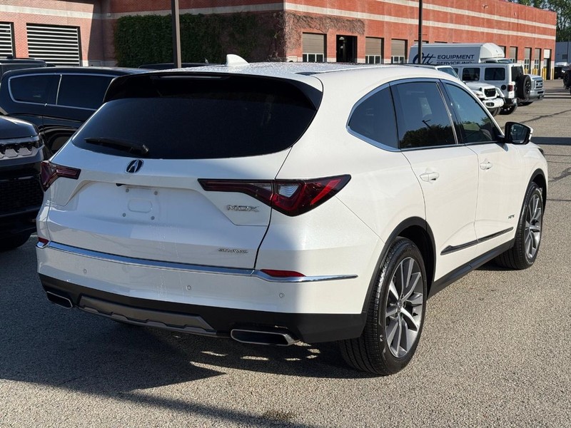 Acura MDX Vehicle Full-screen Gallery Image 03