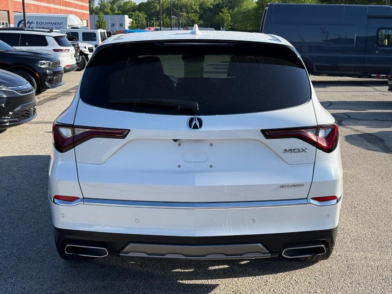 Acura MDX Vehicle Full-screen Gallery Image 04