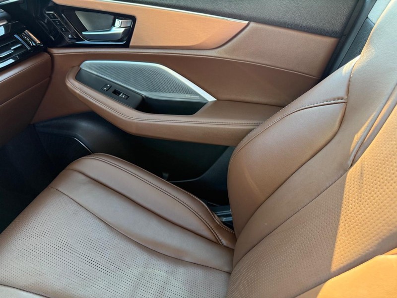 Acura MDX Vehicle Full-screen Gallery Image 23