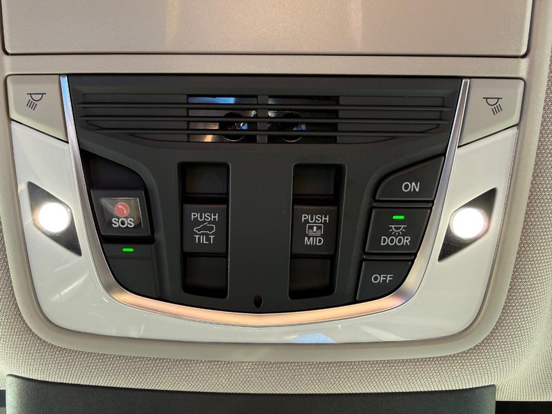 Acura MDX Vehicle Full-screen Gallery Image 24